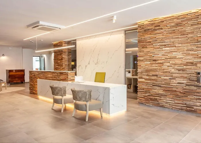 Roses hotels near Aquabrava Open 5